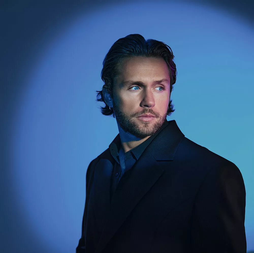 Влад Соколовский: вперед и с песней             
                Влад Соколовский: вперед и с песней