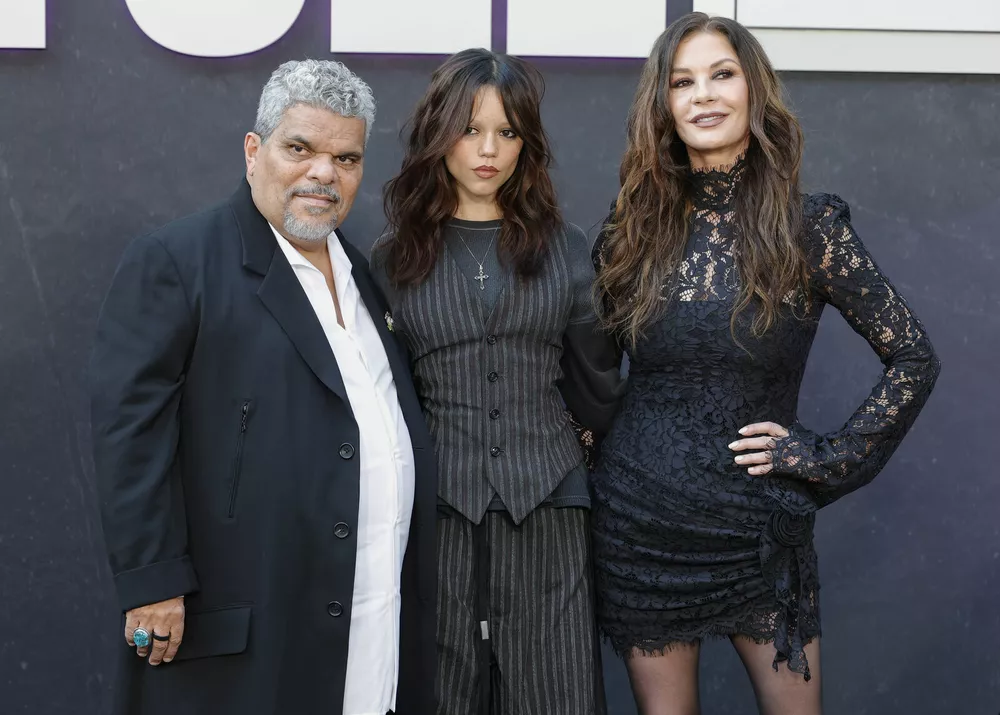 
                56-летняя Кэтрин Зета-Джонс появилась на публике в маленьком черном платье            