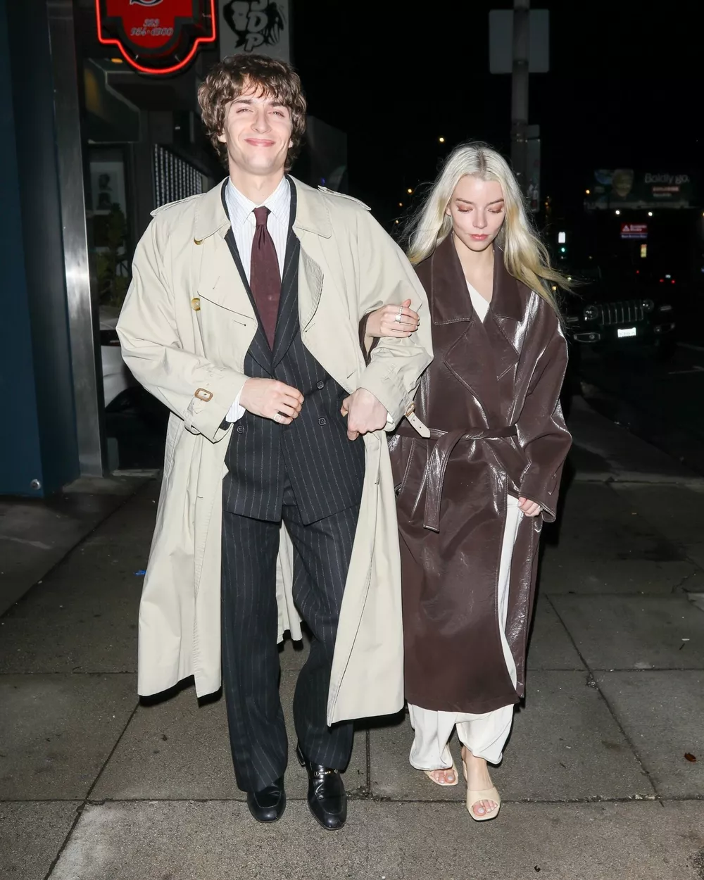 Аня Тейлор-Джой с мужем сходили на день рождения подруги в парных аутфитах