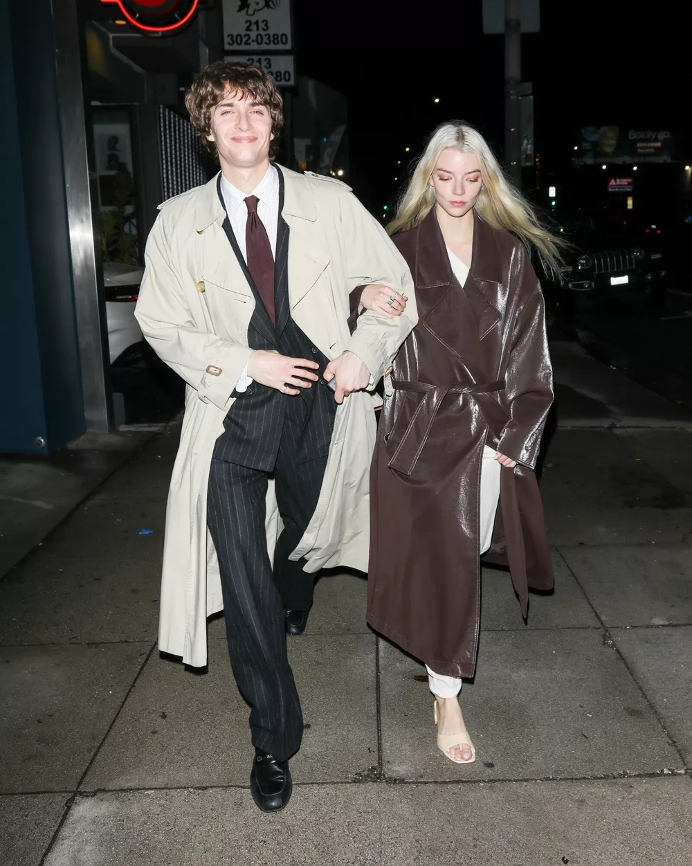 Аня Тейлор-Джой с мужем сходили на день рождения подруги в парных аутфитах