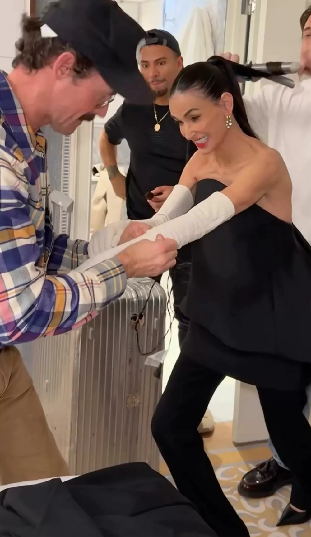 Деми Мур попала в неловкое положение перед премией "Женщина года"
Деми Мур попала в неловкое положение перед премией "Женщина года"