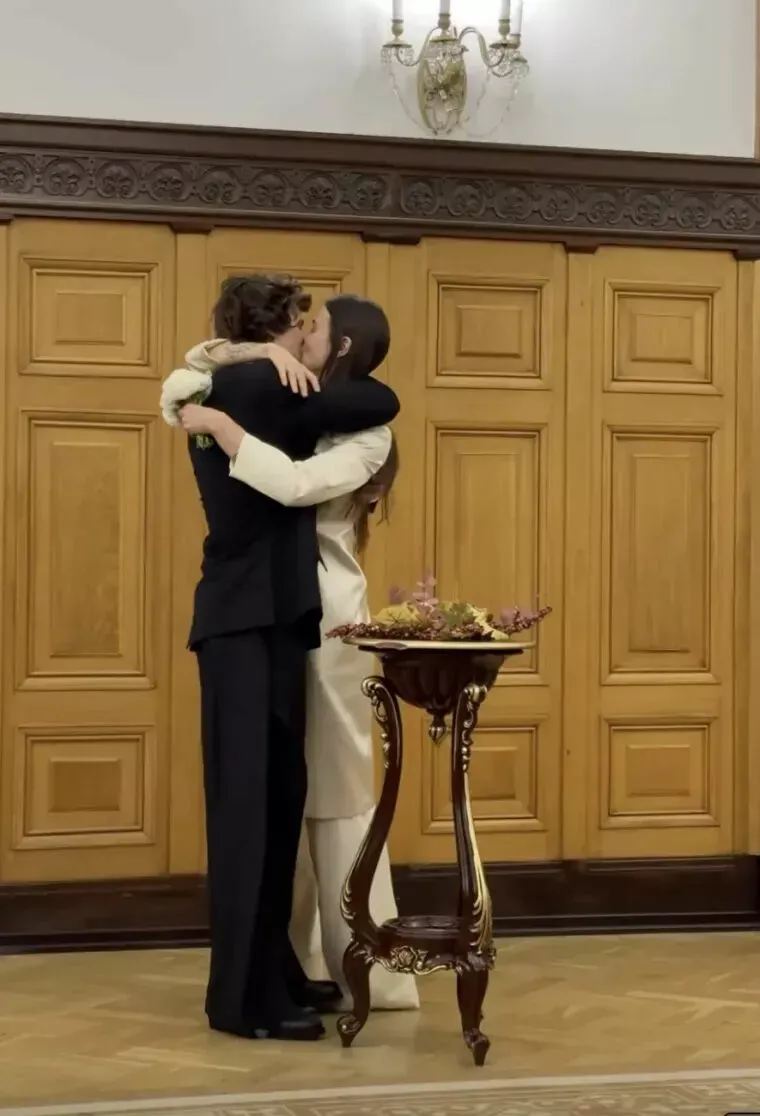 Дочь Андрея Кончаловского вышла замуж
Дочь Андрея Кончаловского вышла замуж