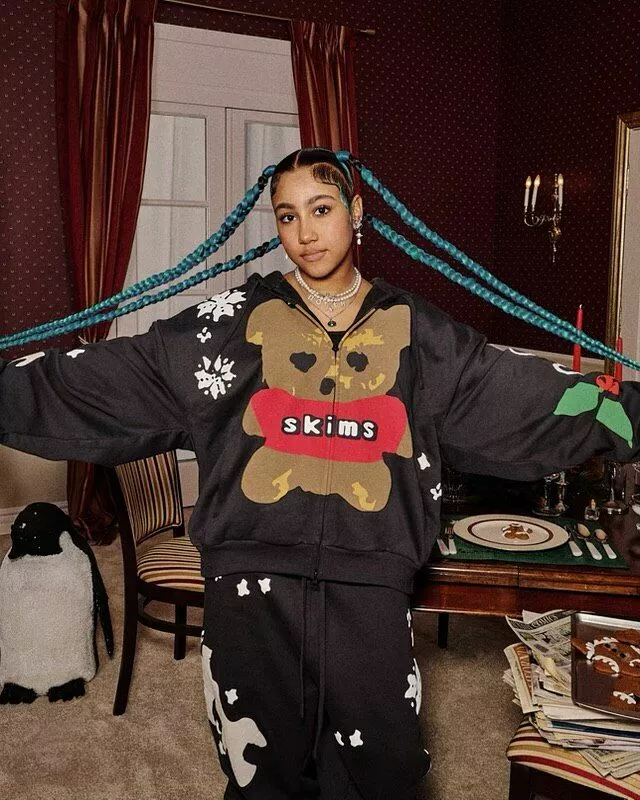 Дочь Канье Уэста и Ким Кардашьян гуляет по Нью-Йорку в обуви за 5 тысяч долларов Дочь Канье Уэста и Ким Кардашьян гуляет по Нью-Йорку в обуви за 5 тысяч долларов