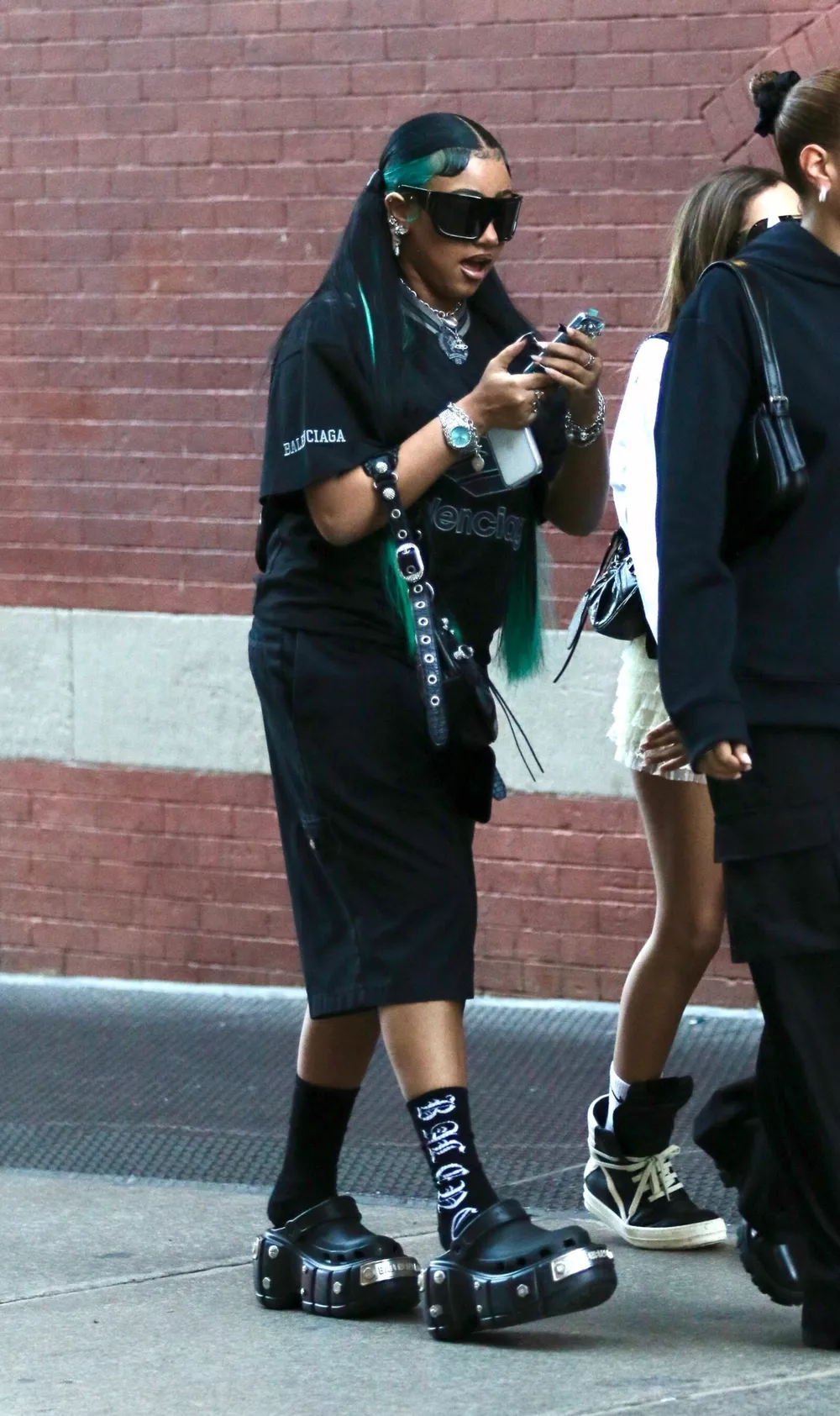 Дочь Канье Уэста и Ким Кардашьян гуляет по Нью-Йорку в обуви за 5 тысяч долларов Дочь Канье Уэста и Ким Кардашьян гуляет по Нью-Йорку в обуви за 5 тысяч долларов