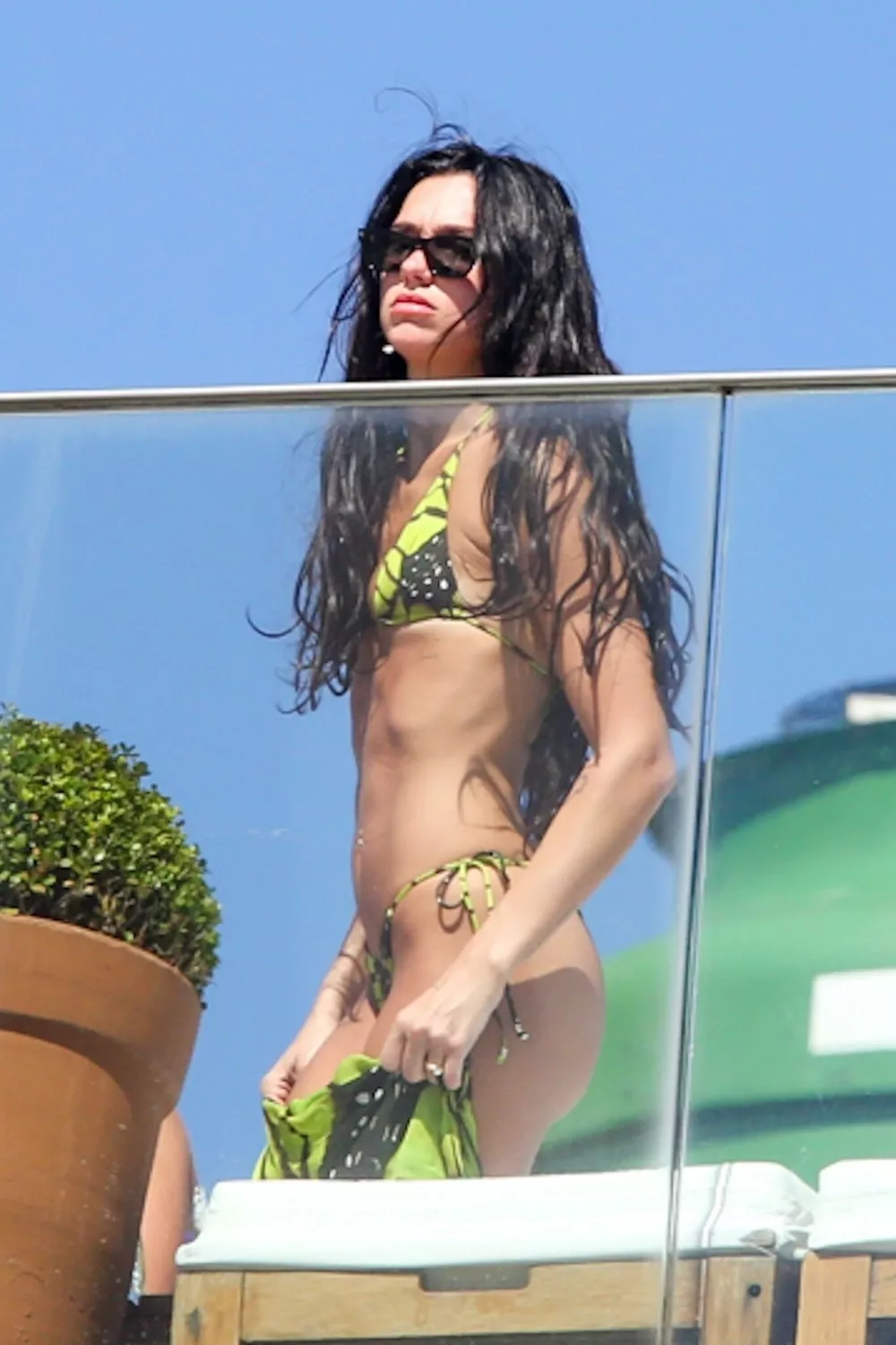 Дуа Липа демонстрирует идеальную фигуру в желтом бикини