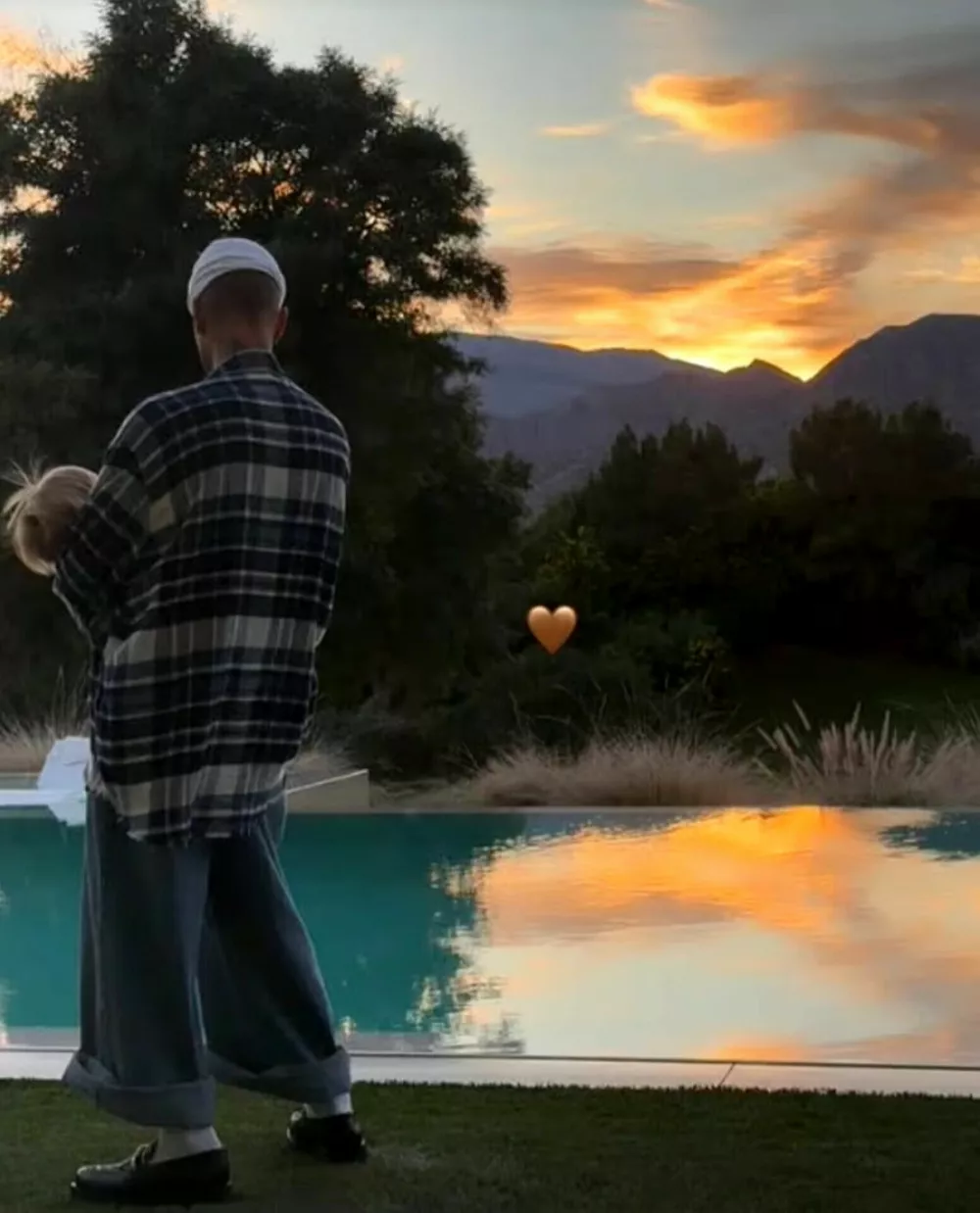 Джастин Бибер опубликовал трогательное фото с сыном на руках Джастин Бибер опубликовал трогательное фото с сыном на руках