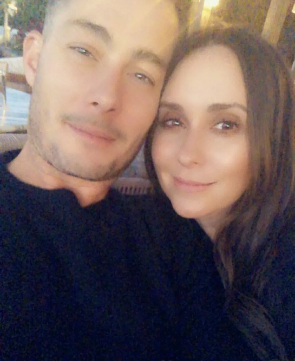 Дженнифер Лав Хьюитт поделилась редкими снимками с мужем