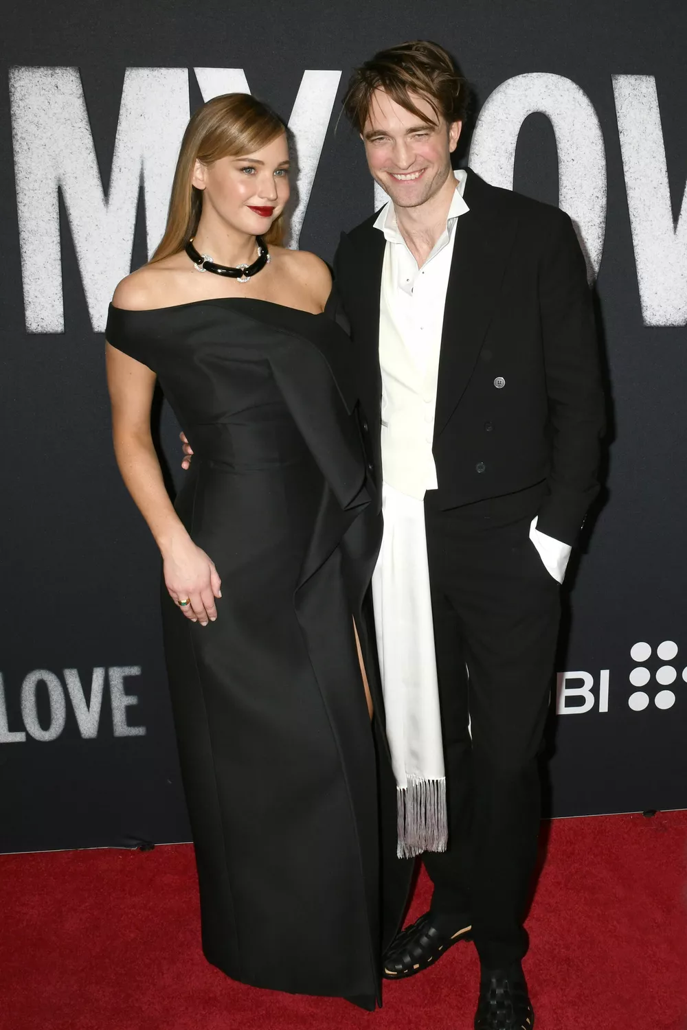 
                Дженнифер Лоуренс и Роберт Паттинсон снялись для обложки глянца             