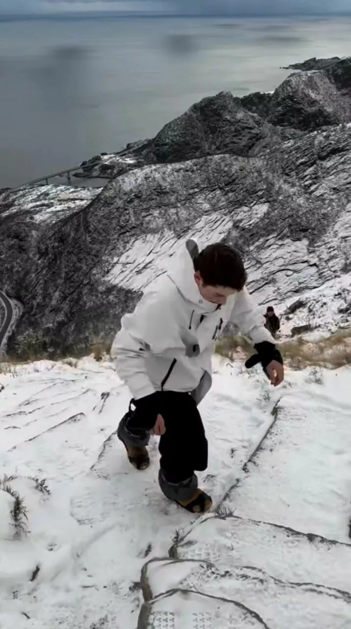 Джон Траволта показал фото подросшего сына