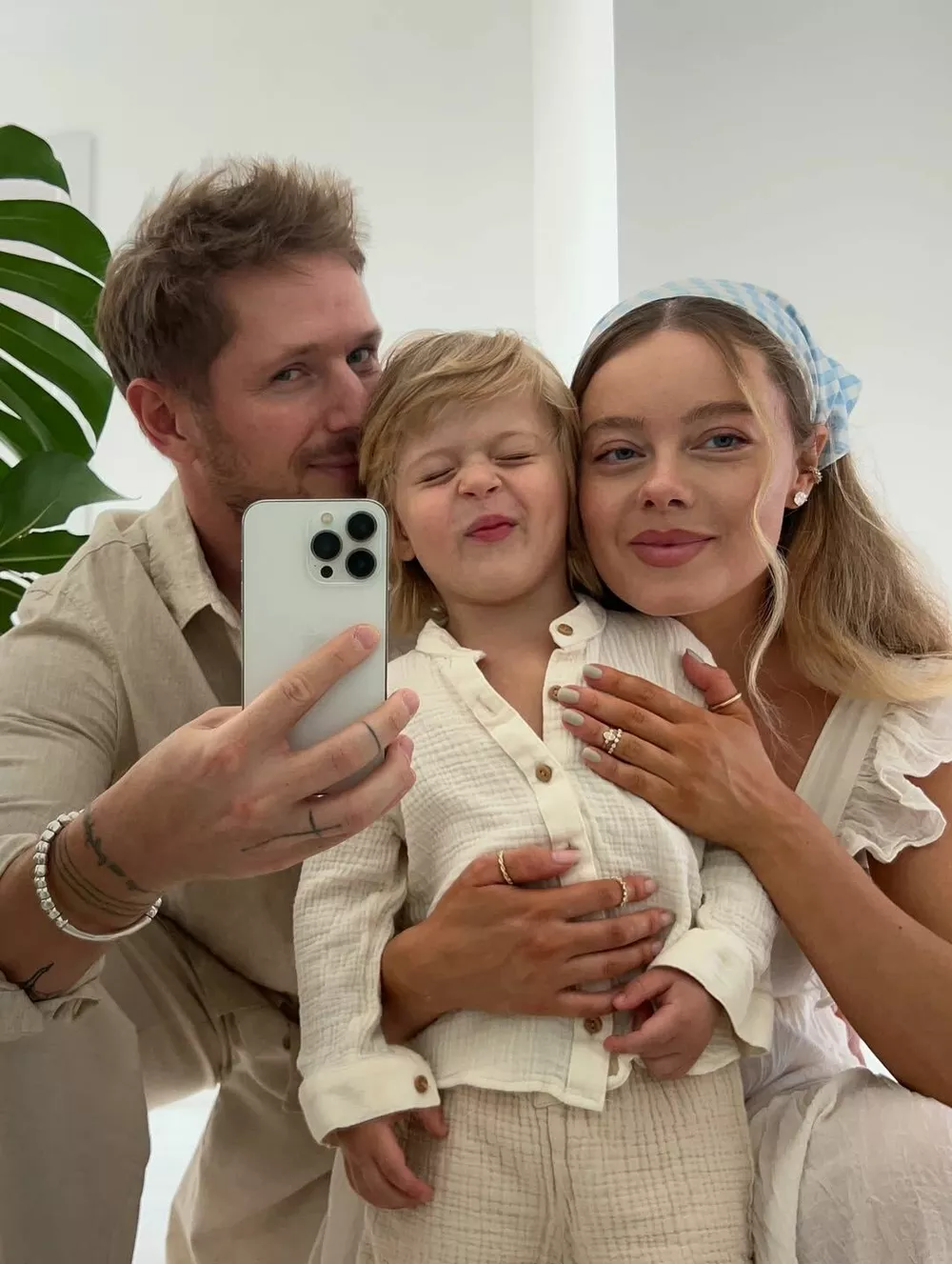 Экс-солистка группы Serebro Дарья Шашина стала мамой во второй раз
Экс-солистка группы Serebro Дарья Шашина стала мамой во второй раз