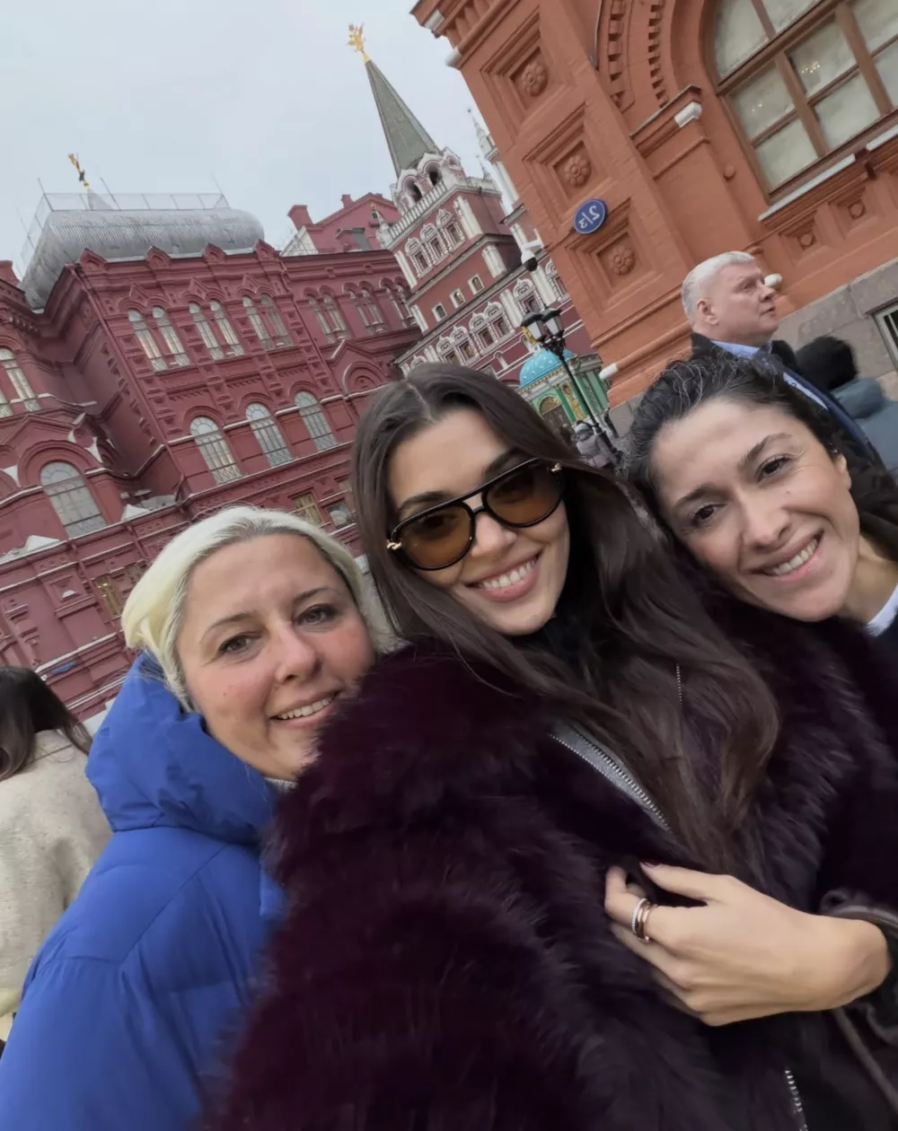 Ханде Эрчел опубликовала фото из Москвы и обратилась к фанатам на русском Ханде Эрчел опубликовала фото из Москвы и обратилась к фанатам на русском