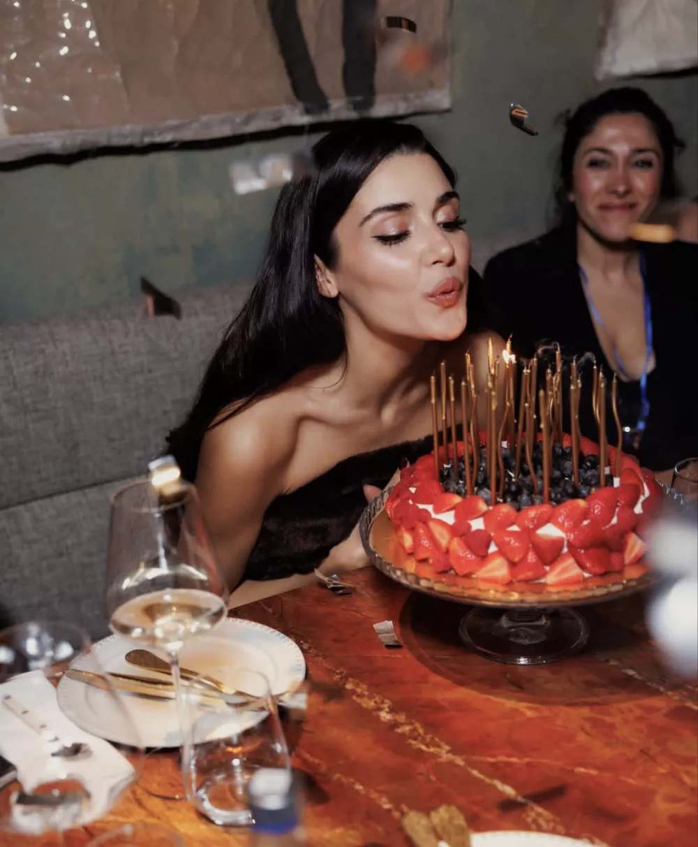 Ханде Эрчел опубликовала фото из Москвы и обратилась к фанатам на русском Ханде Эрчел опубликовала фото из Москвы и обратилась к фанатам на русском