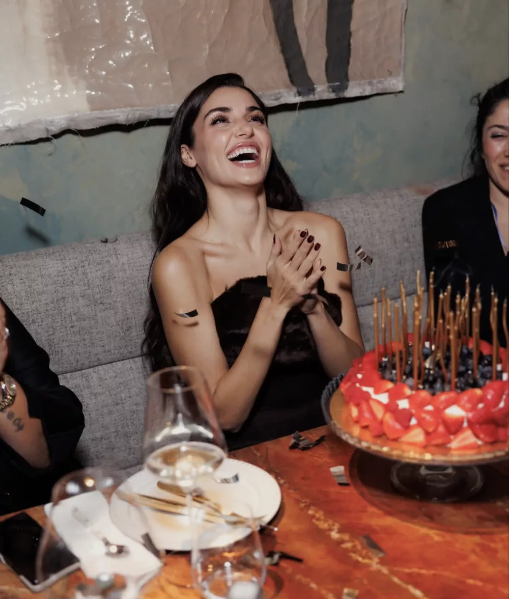 Ханде Эрчел опубликовала фото из Москвы и обратилась к фанатам на русском Ханде Эрчел опубликовала фото из Москвы и обратилась к фанатам на русском