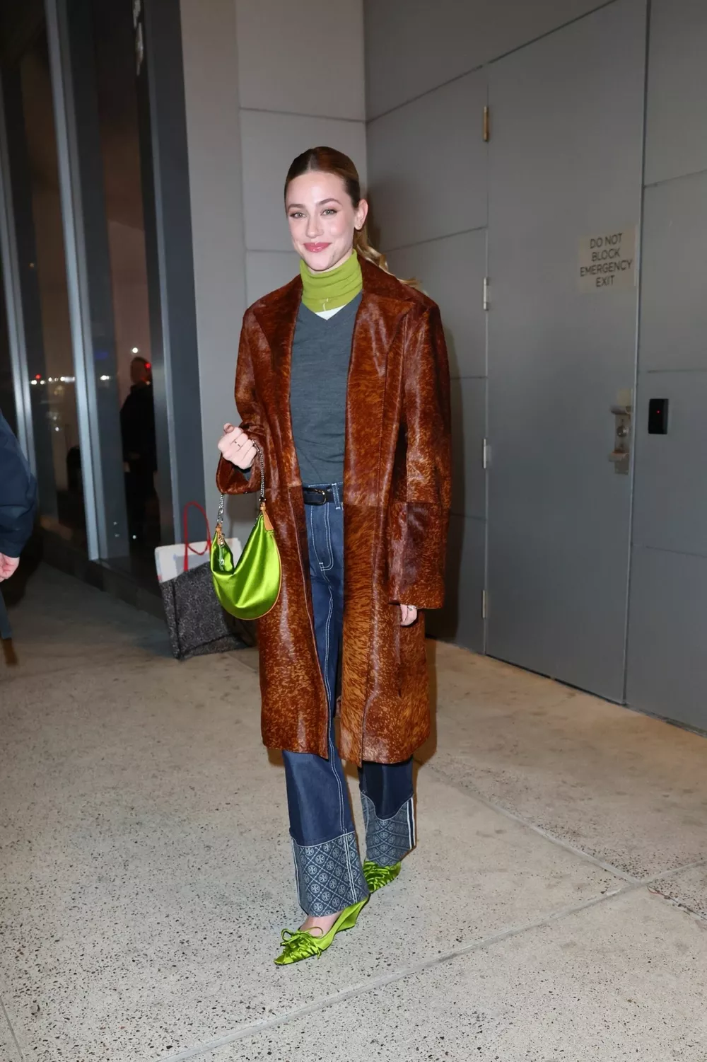 
                Как интегрировать салатовый в зимний гардероб – показывает Лили Рейнхарт из "Ривердэйла"            