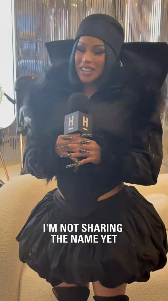 Карди Би впервые появилась на публике после рождения четвертого ребенка
Карди Би впервые появилась на публике после рождения четвертого ребенка