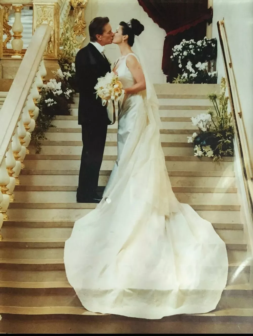 Кэтрин Зета-Джонс показала архивные фото с Майклом Дугласом в честь годовщины свадьбы