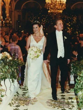 Кэтрин Зета-Джонс показала архивные фото с Майклом Дугласом в честь годовщины свадьбы