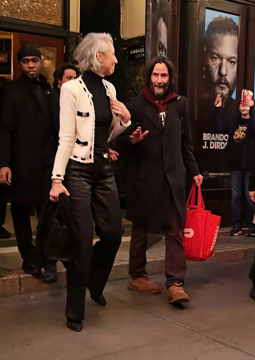 Киану Ривз с возлюбленной сходили на свидание в театр