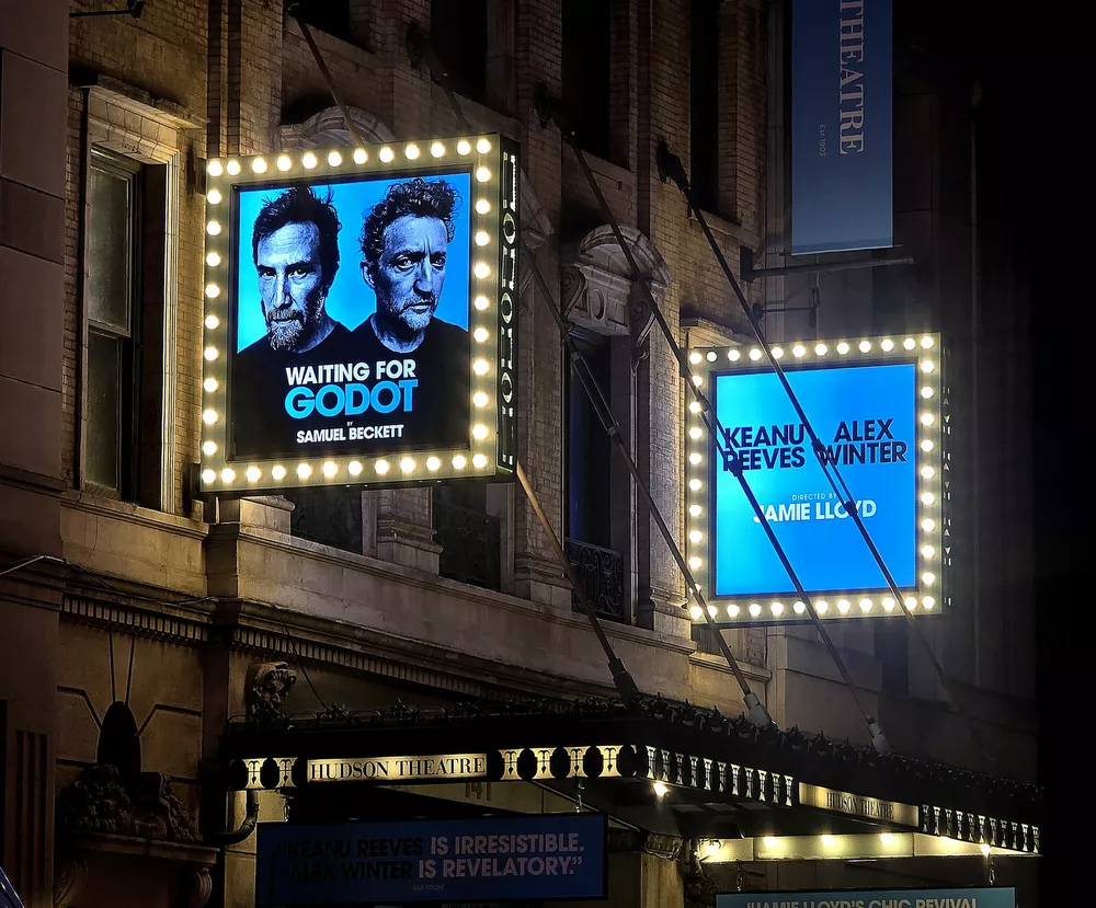 Киану Ривз с возлюбленной сходили на свидание в театр