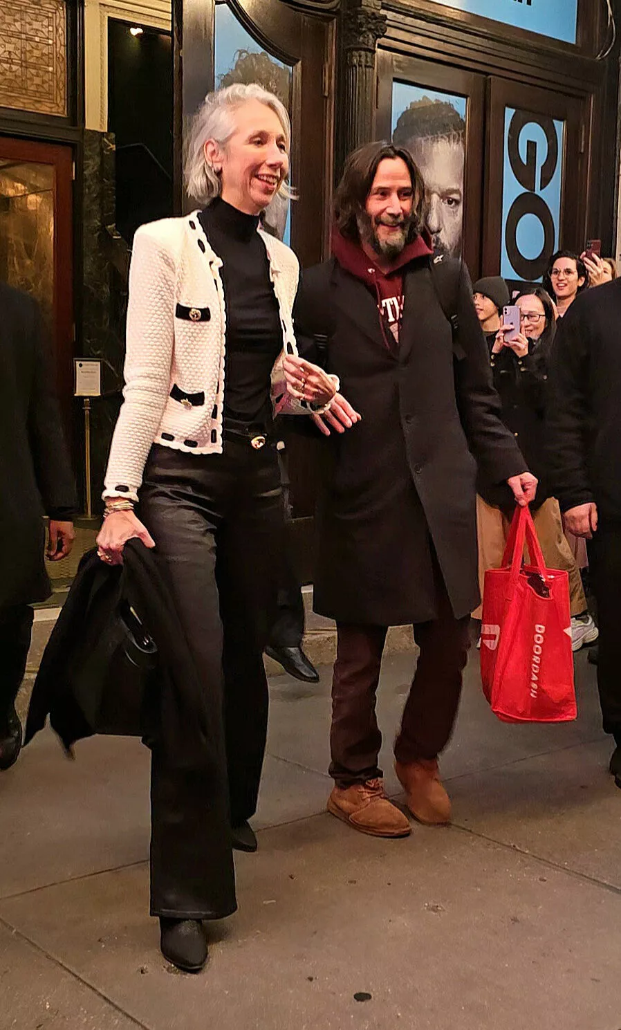 Киану Ривз с возлюбленной сходили на свидание в театр