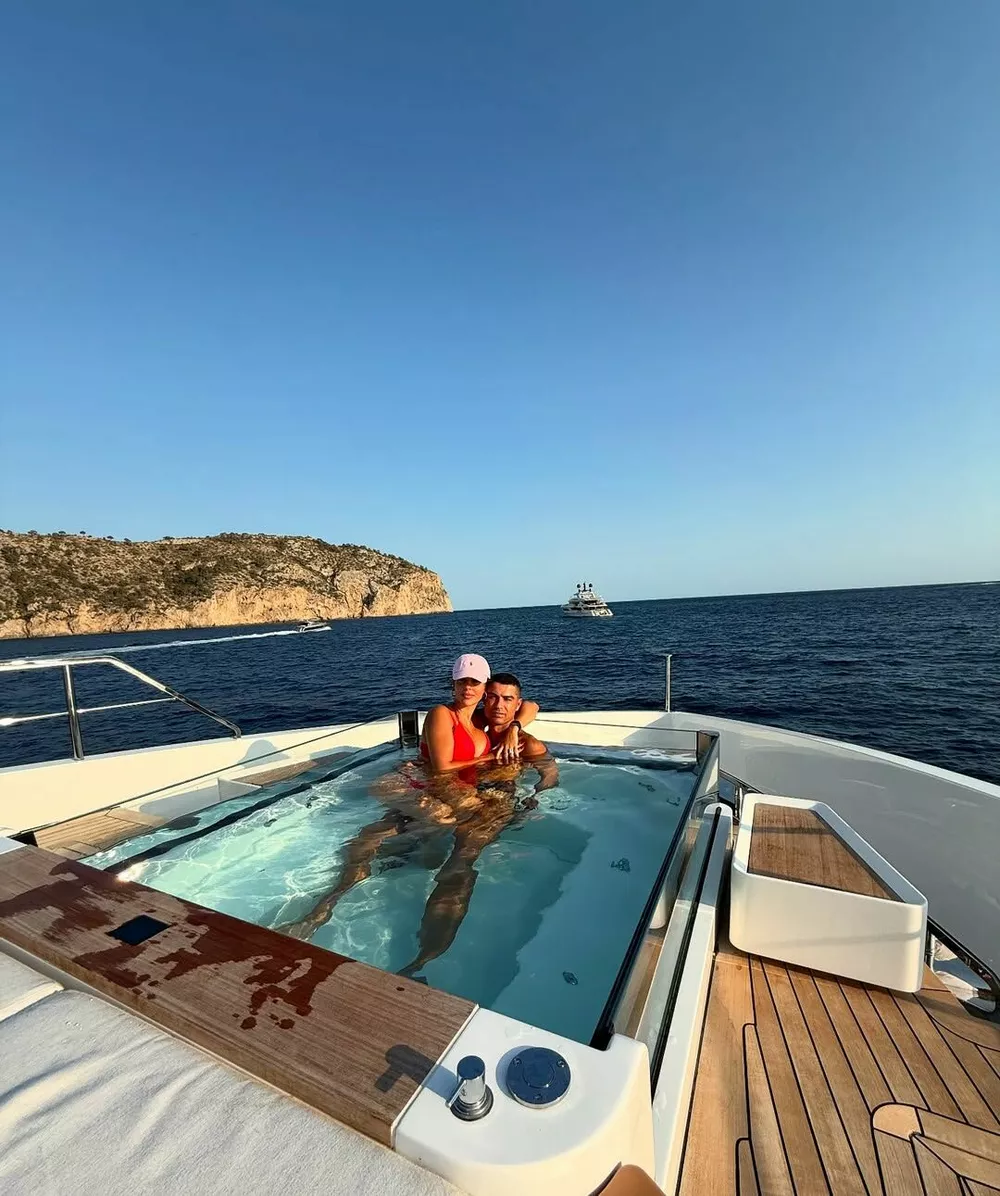 Криштиану Роналду поделился истинной реакцией Джорджины Родригес на кольцо
Криштиану Роналду поделился истинной реакцией Джорджины Родригес на кольцо