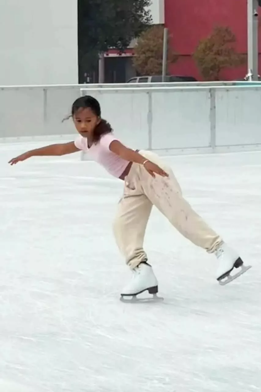 Крисси Тейген продемонстрировала успехи дочери в фигурном катании
Крисси Тейген продемонстрировала успехи дочери в фигурном катании