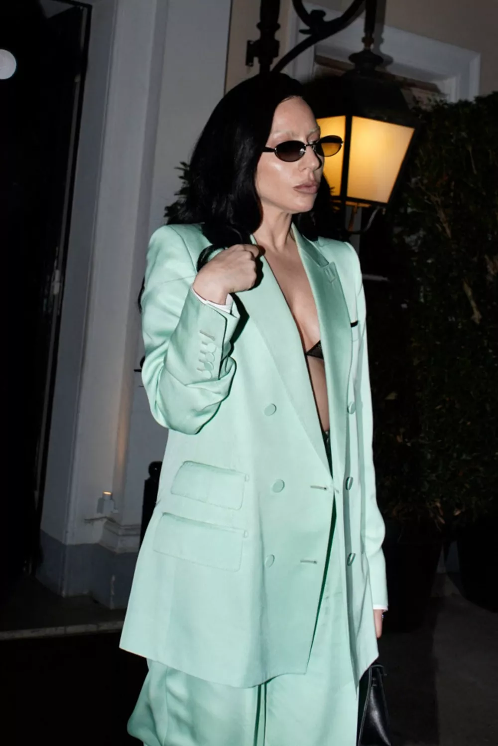 
                Леди Гага кардинально сменила образ — она снова брюнетка            