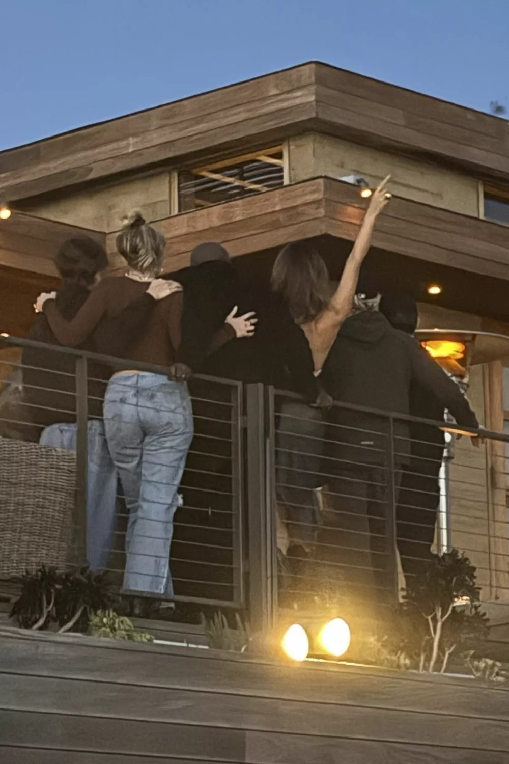 Леонардо Ди Каприо провел День благодарения в компании возлюбленной и лучшего друга