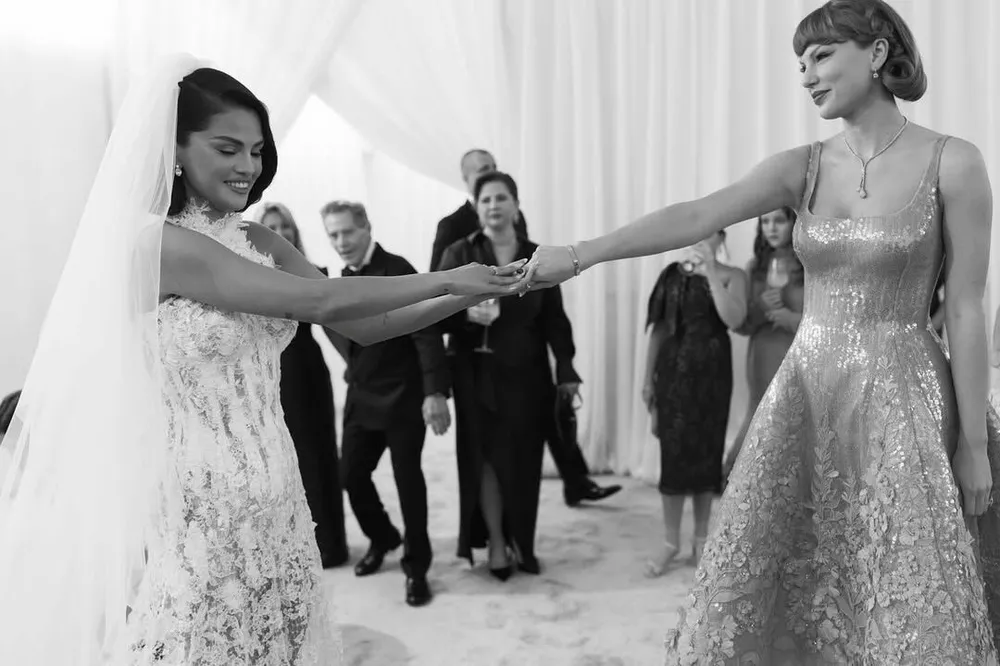 Лучшие подруги: в сети появилось редкое фото Тейлор Свифт с Селеной Гомес