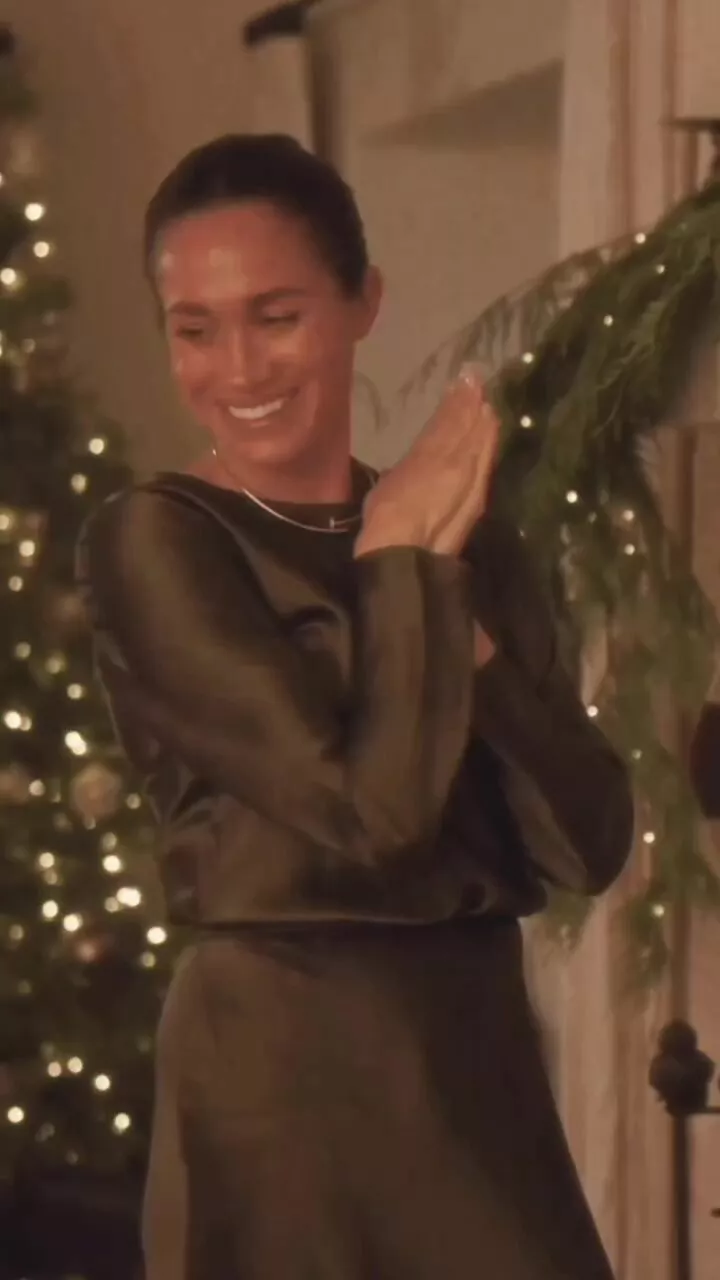 Меган Маркл выпустила новогоднюю коллекцию на фоне скандала с вечеринкой Крис Дженнер
Меган Маркл выпустила новогоднюю коллекцию на фоне скандала с вечеринкой Крис Дженнер