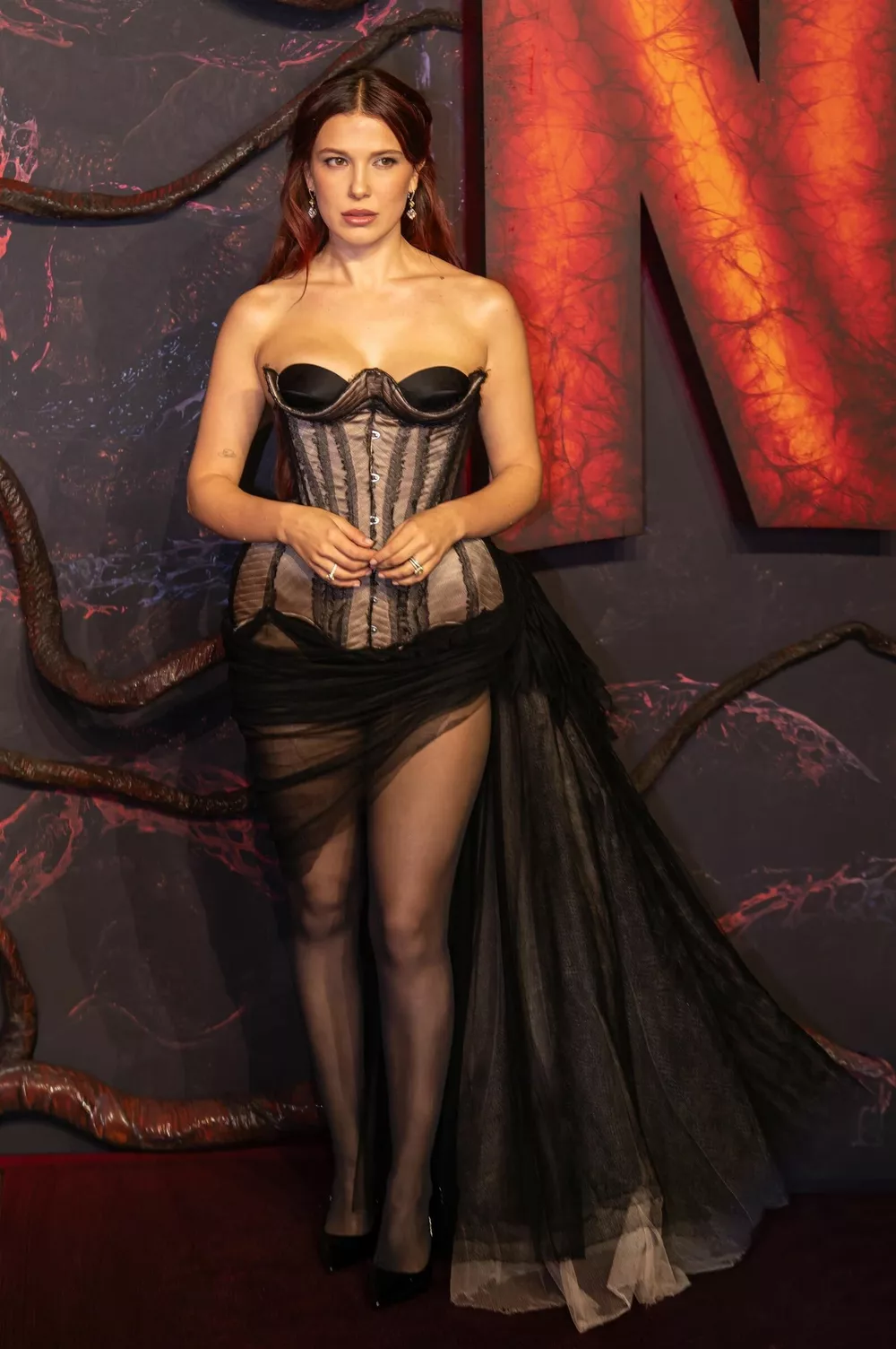 Милли Бобби вышла в свет в очень откровенном платье с корсетом