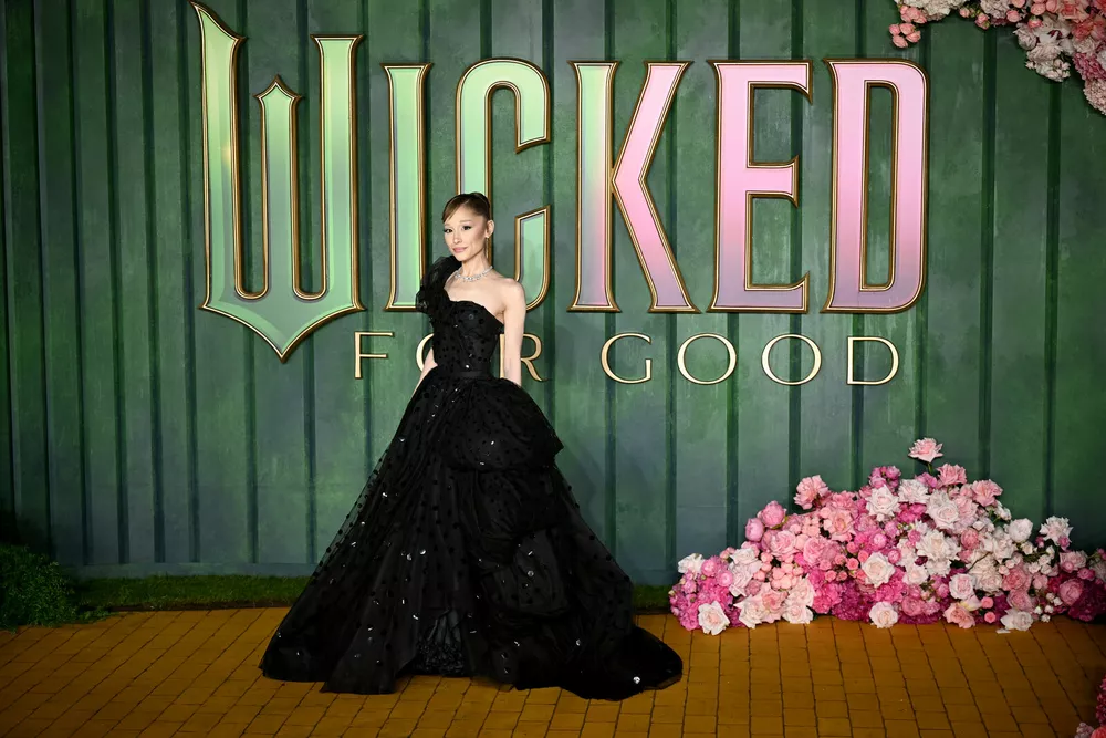 
                Образ дня: Ариана Гранде в черном бальном платье на кинопремьере            