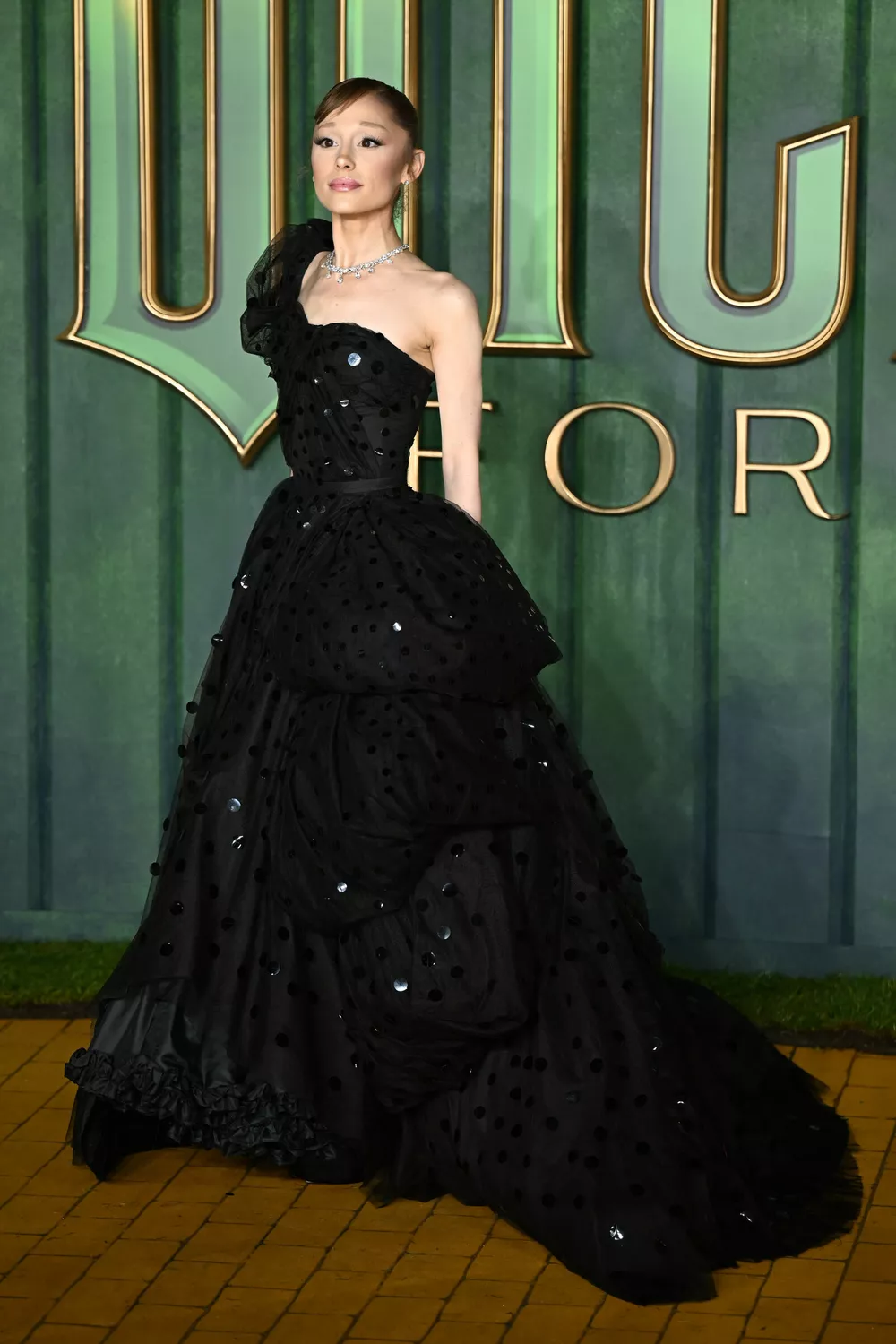 
                Образ дня: Ариана Гранде в черном бальном платье на кинопремьере            