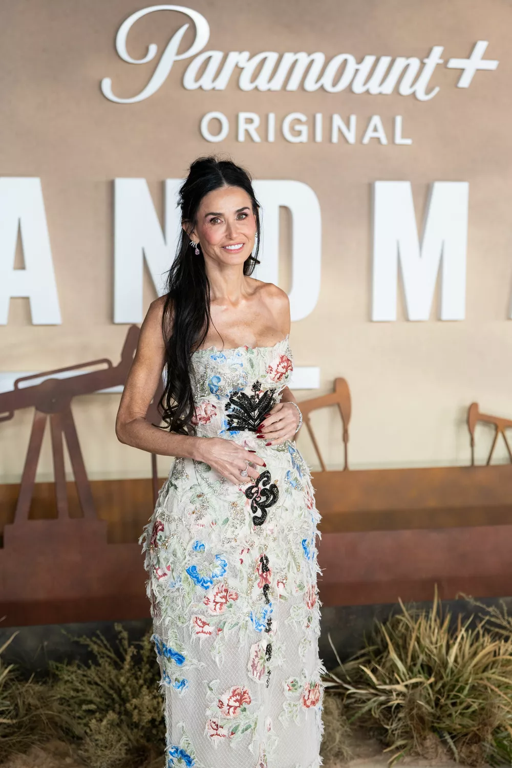 Образ дня: Деми Мур в цветочном платье на кинопремьере
Образ дня: Деми Мур в цветочном платье на кинопремьере