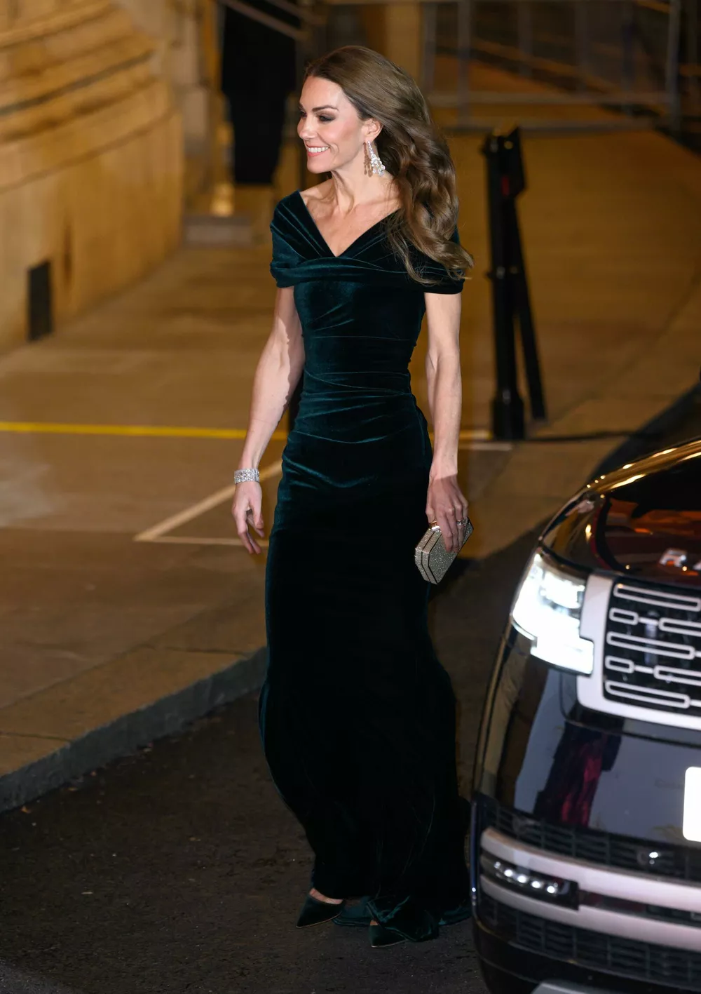 Образ дня: Кейт Миддлтон в зеленом бархате с драпировкой Образ дня: Кейт Миддлтон в зеленом бархате с драпировкой