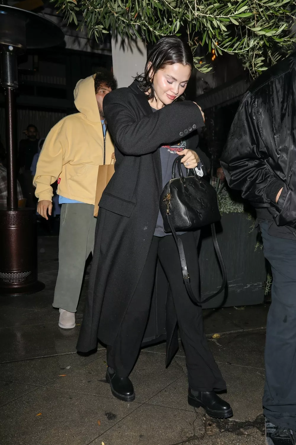 Осень в Лос-Анджелесе: промокшая до нитки Селена Гомес на свидании с мужем
Осень в Лос-Анджелесе: промокшая до нитки Селена Гомес на свидании с мужем