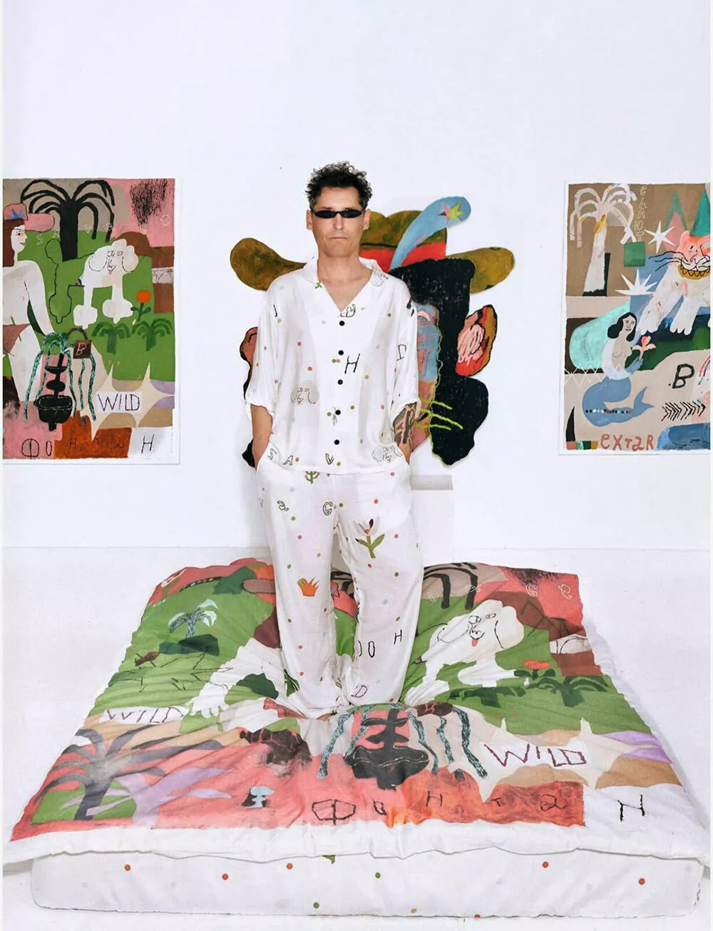 
                От текстиля в тропическом примитивизме до мебели в стиле Древней Руси: интерьерный дайджест HELLO!            