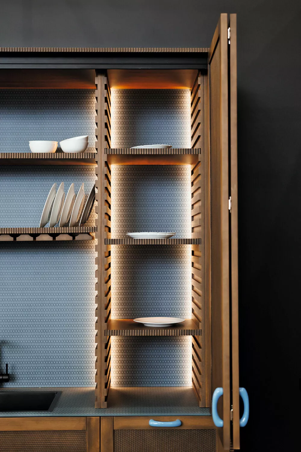 
                От текстиля в тропическом примитивизме до мебели в стиле Древней Руси: интерьерный дайджест HELLO!            