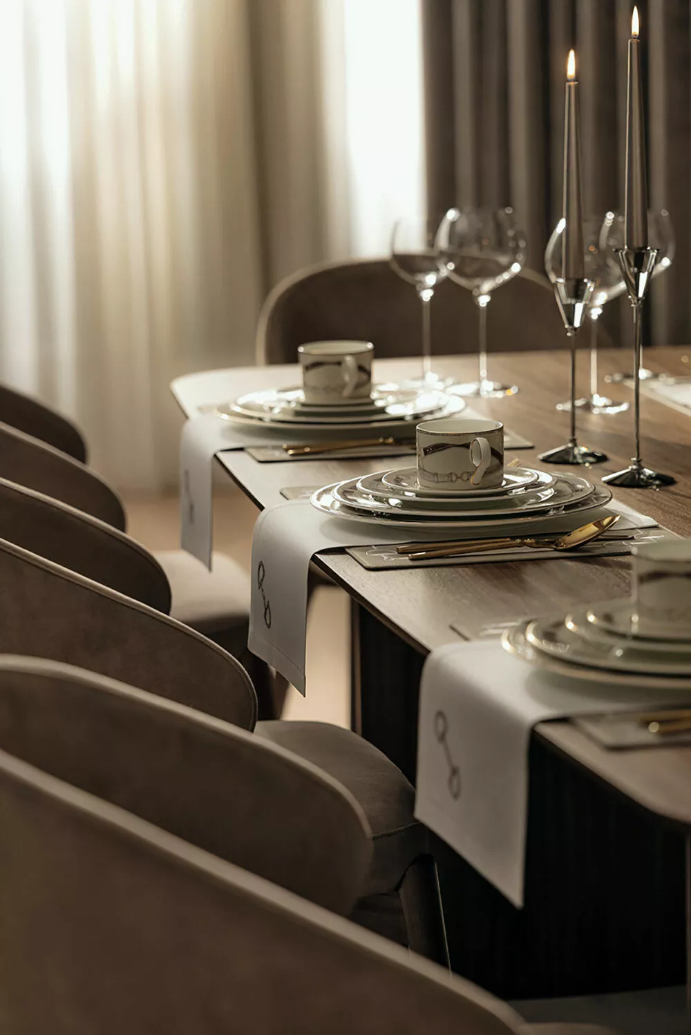 
                От текстиля в тропическом примитивизме до мебели в стиле Древней Руси: интерьерный дайджест HELLO!            