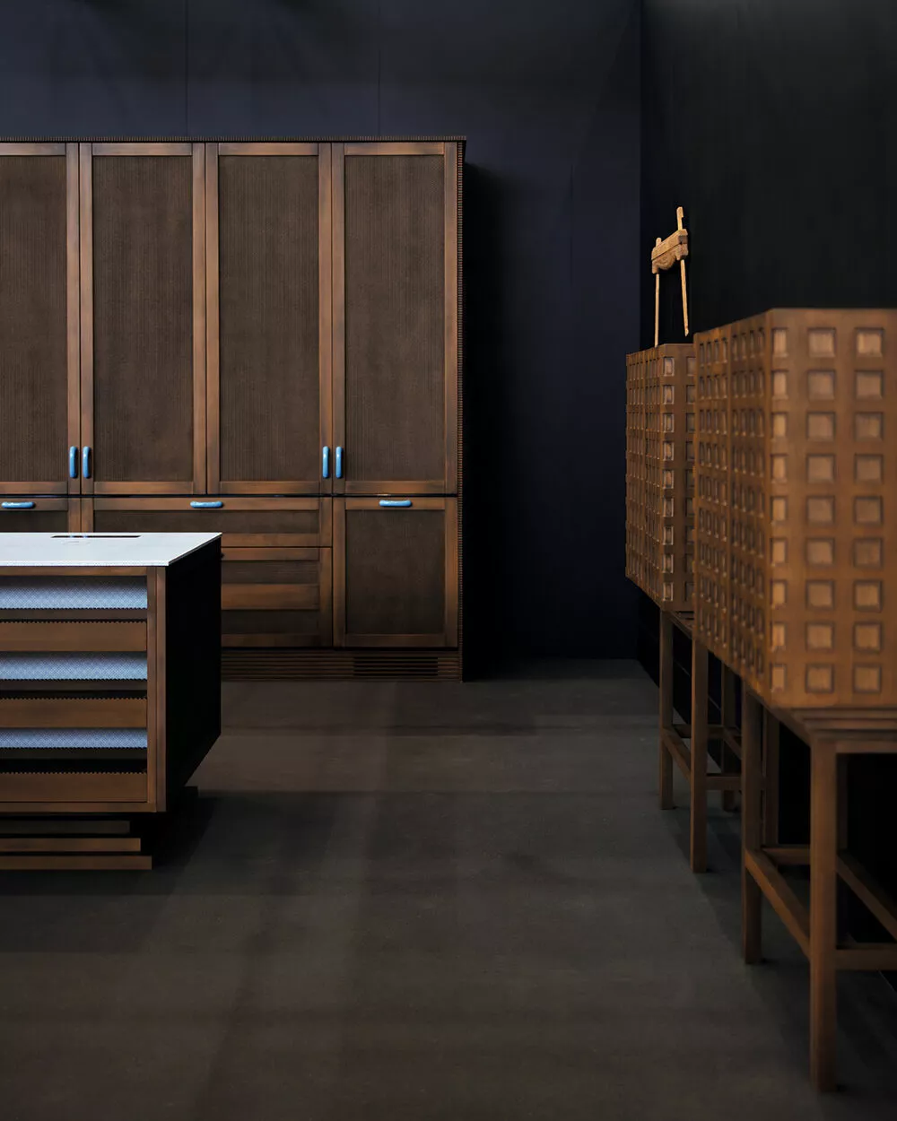 
                От текстиля в тропическом примитивизме до мебели в стиле Древней Руси: интерьерный дайджест HELLO!            