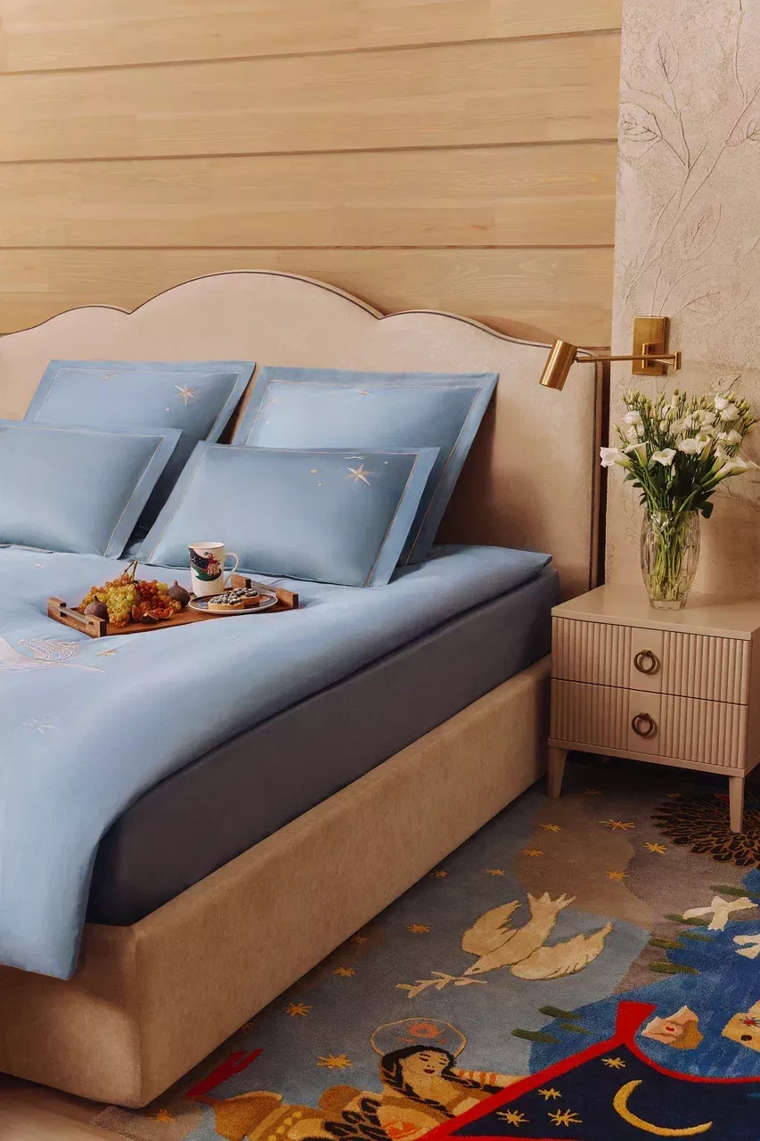 
                От текстиля в тропическом примитивизме до мебели в стиле Древней Руси: интерьерный дайджест HELLO!            