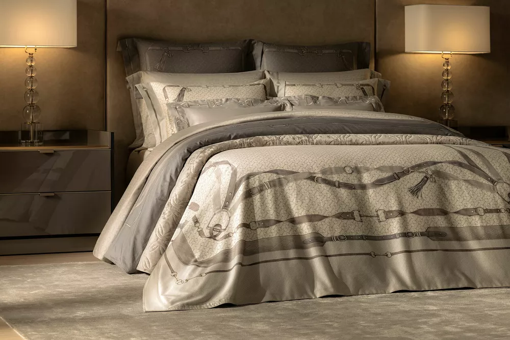 
                От текстиля в тропическом примитивизме до мебели в стиле Древней Руси: интерьерный дайджест HELLO!            