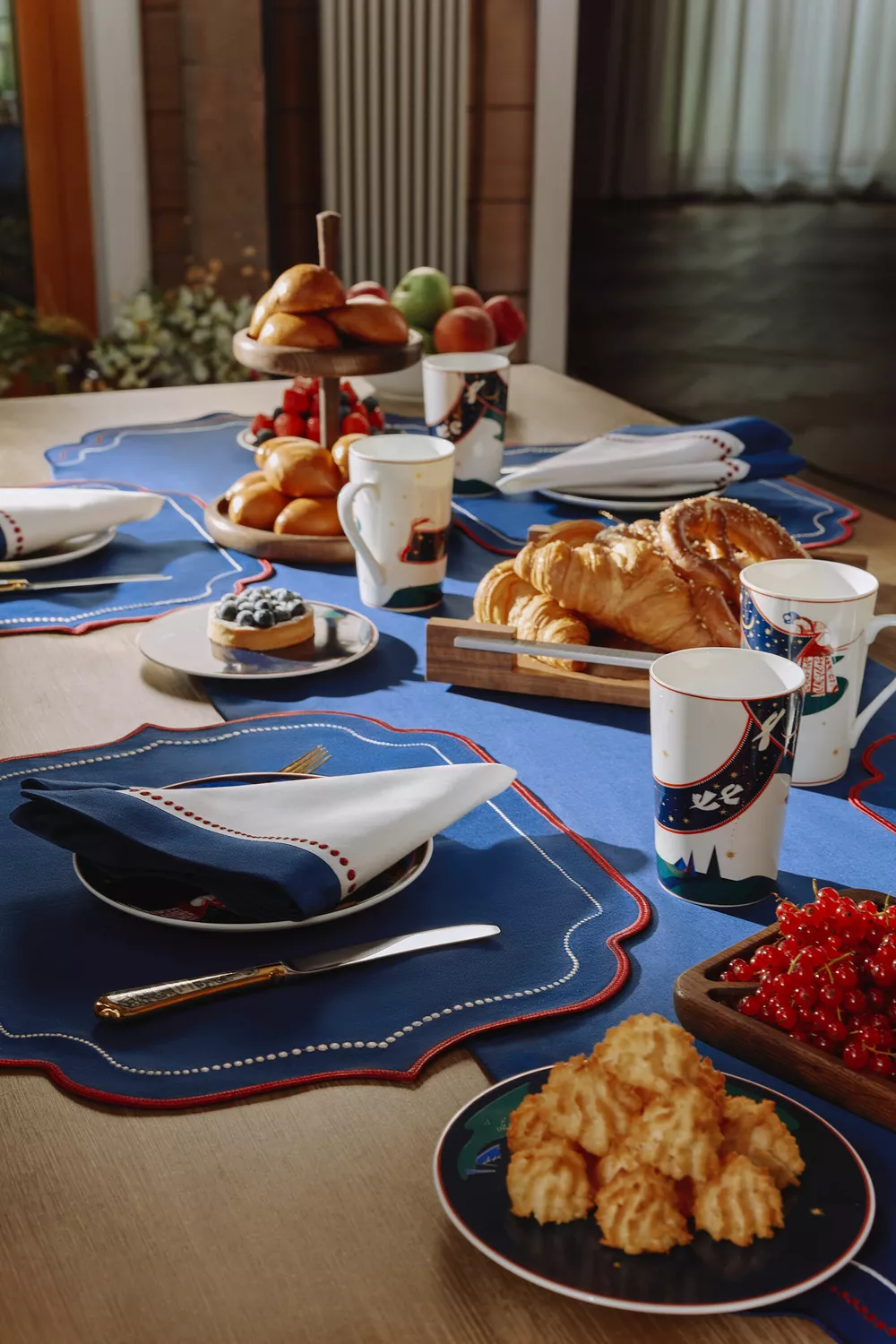 
                От текстиля в тропическом примитивизме до мебели в стиле Древней Руси: интерьерный дайджест HELLO!            