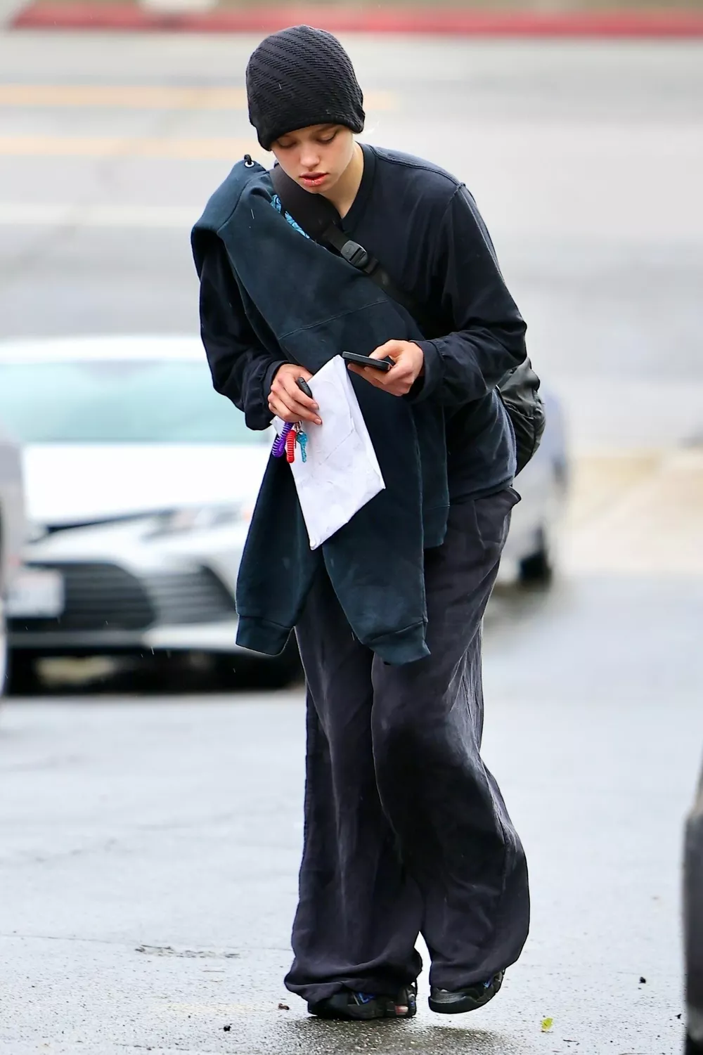 Папарацци: дочь Анджелины Джоли и Брэда Питта возвращается с танцев
Папарацци: дочь Анджелины Джоли и Брэда Питта возвращается с танцев