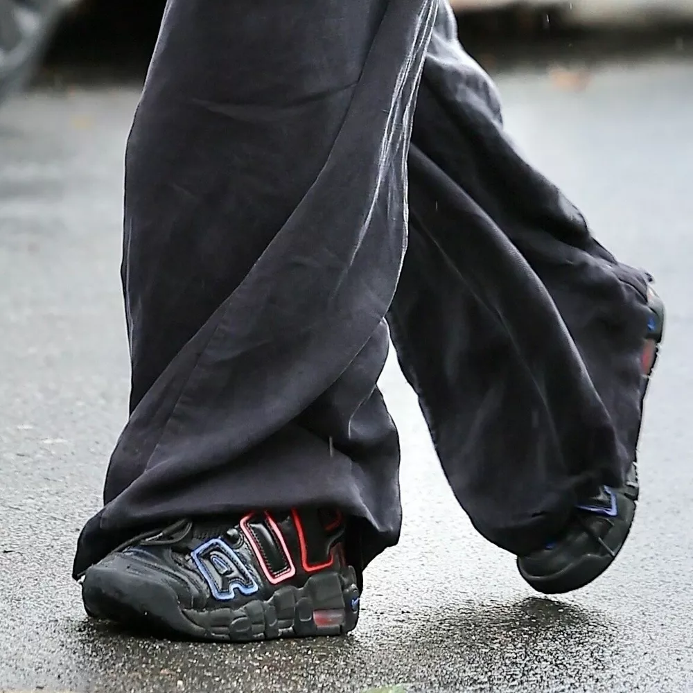 Папарацци: дочь Анджелины Джоли и Брэда Питта возвращается с танцев
Папарацци: дочь Анджелины Джоли и Брэда Питта возвращается с танцев