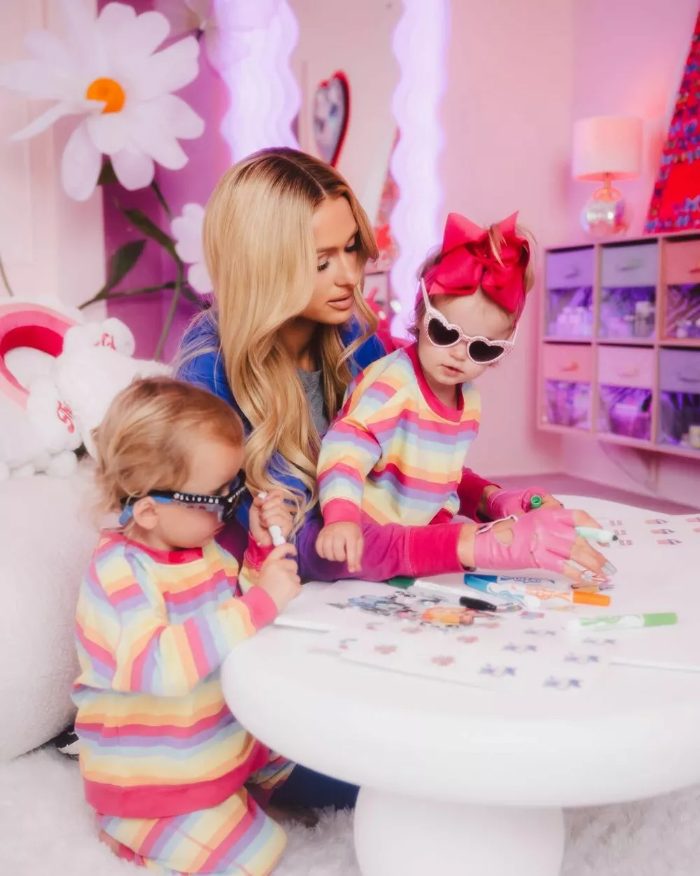 Пэрис с детьми