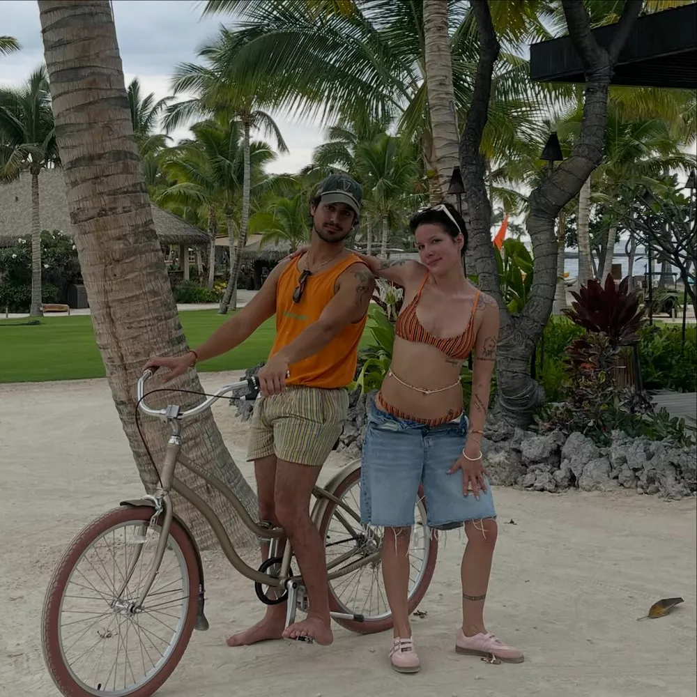 Певица Холзи позирует в бикини на фоне продолжительной болезни Певица Холзи позирует в бикини на фоне продолжительной болезни