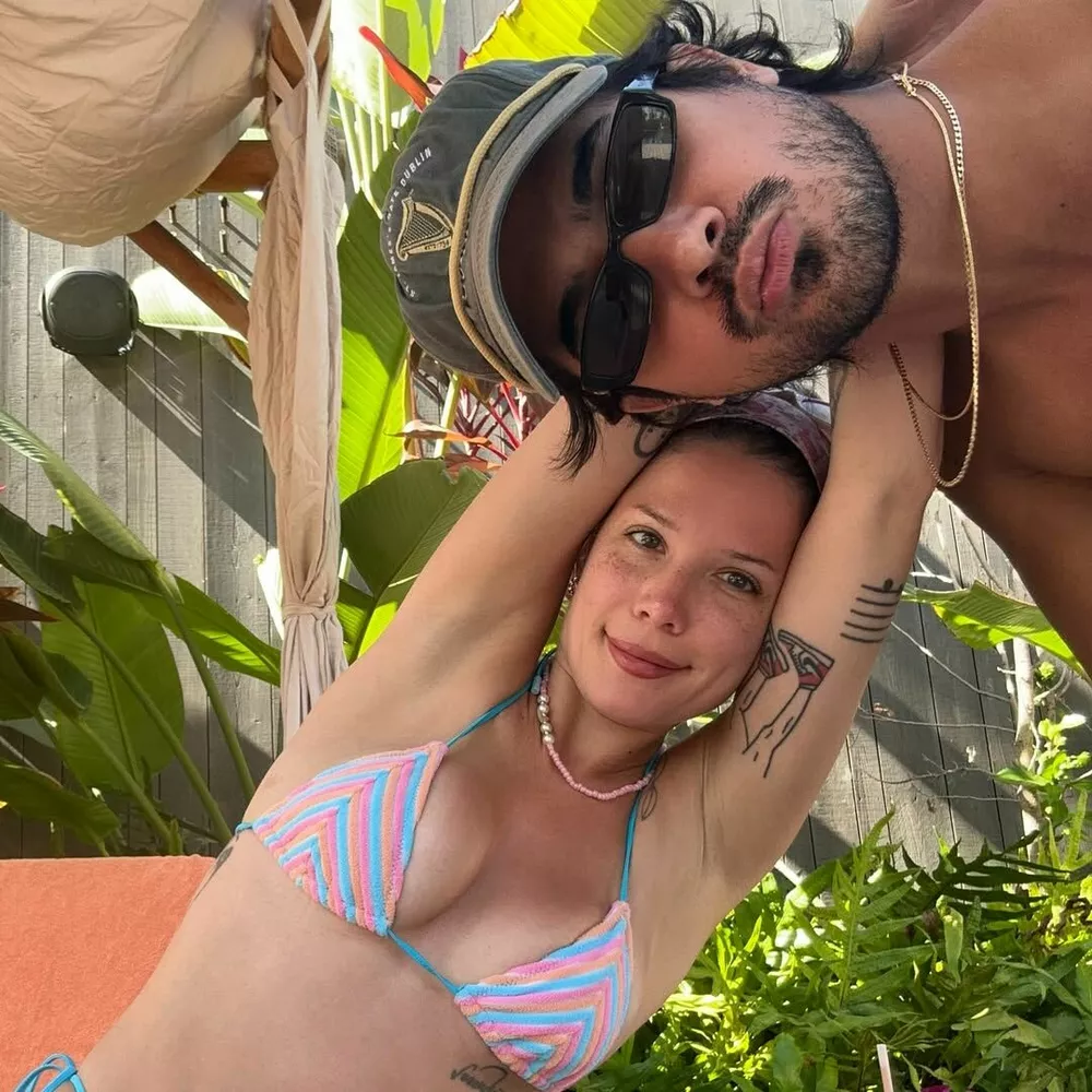 Певица Холзи позирует в бикини на фоне продолжительной болезни Певица Холзи позирует в бикини на фоне продолжительной болезни