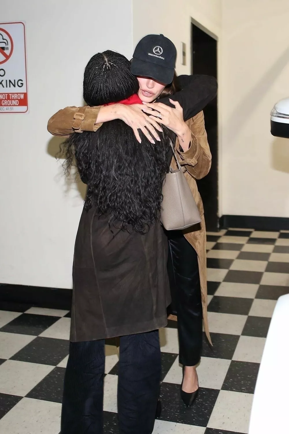 Подруги Хейли Бибер и Зои Кравиц встретились на ужин в Западном Голливуде