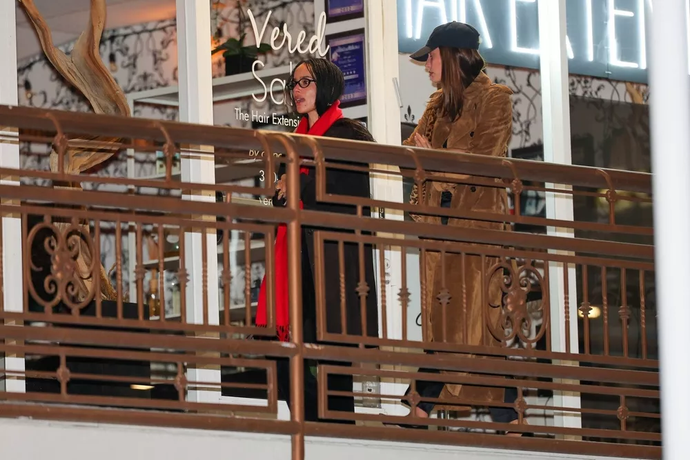 Подруги Хейли Бибер и Зои Кравиц встретились на ужин в Западном Голливуде